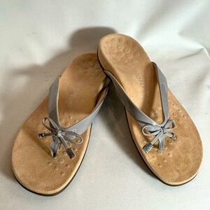 VIONIC Sz 6 Bella FlipFlip Style Slip On Orthotic Insole Non Slip Sole Bow